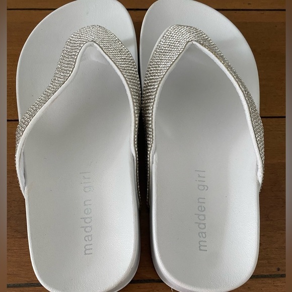 MADDEN GIRL Lola R Embellished Footbed Thong Sandal NWT Size 5M - Picture 2 of 7